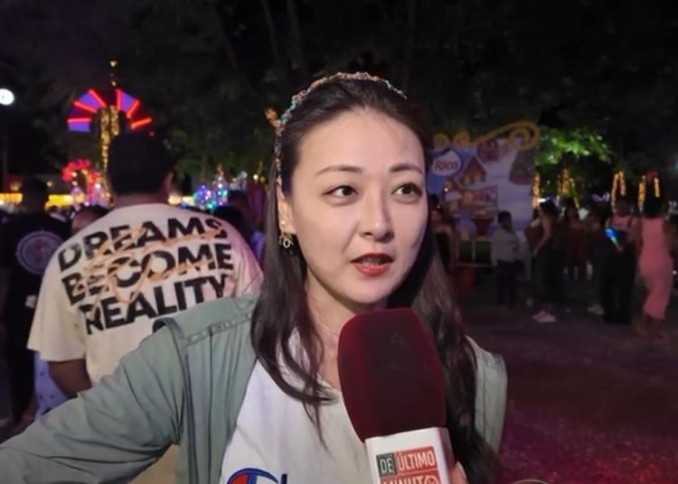 Visitas internacionales en Villa Navidad: “Los dominicanos son calientes y alegres”