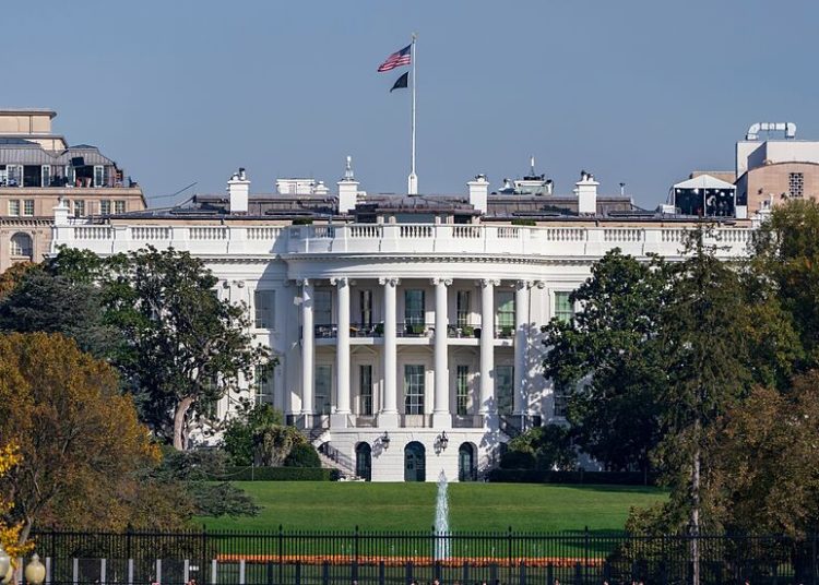 La Casa Blanca niega participación de EE. UU. tras reportes de disparos en Caracas