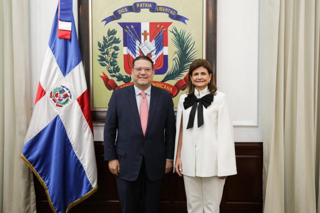 Raquel Peña juramenta a Eduardo Sanz Lovatón como ministro de Industria, Comercio y Mipymes