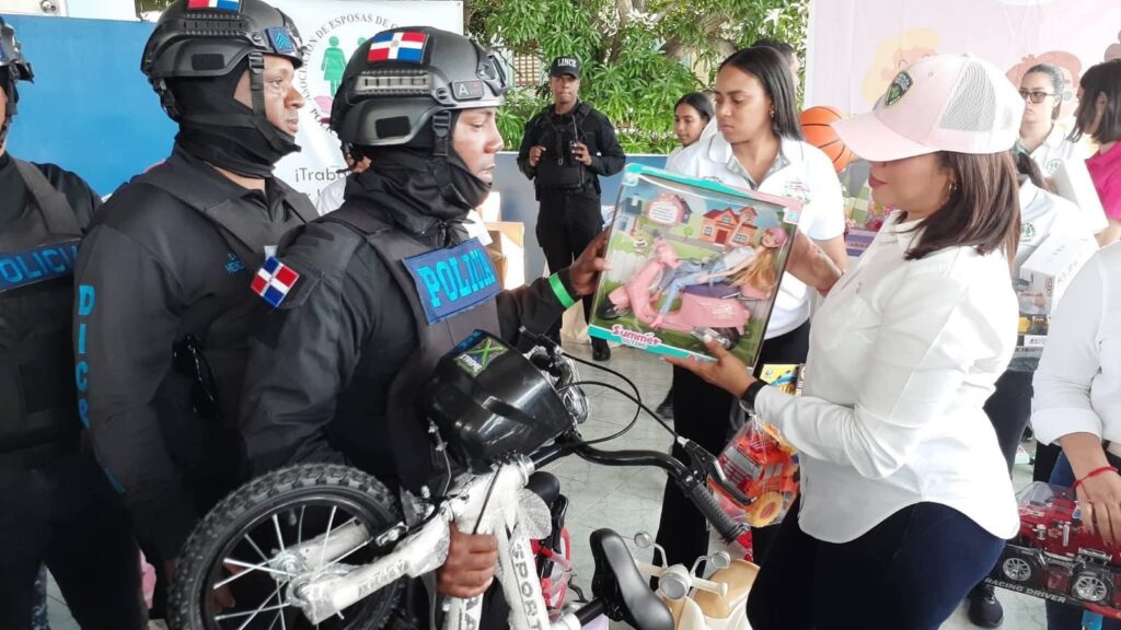 Aseopna realiza jornada solidaria con familias policiales en la Regional Este - Noticias de hoy en República Dominicana | De Último Minuto