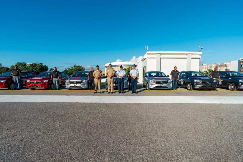 Ministerio de Defensa fortalece la formación técnica de las Escuelas Vocacionales con entrega de nuevos vehículos - Noticias de hoy en República Dominicana | De Último Minuto