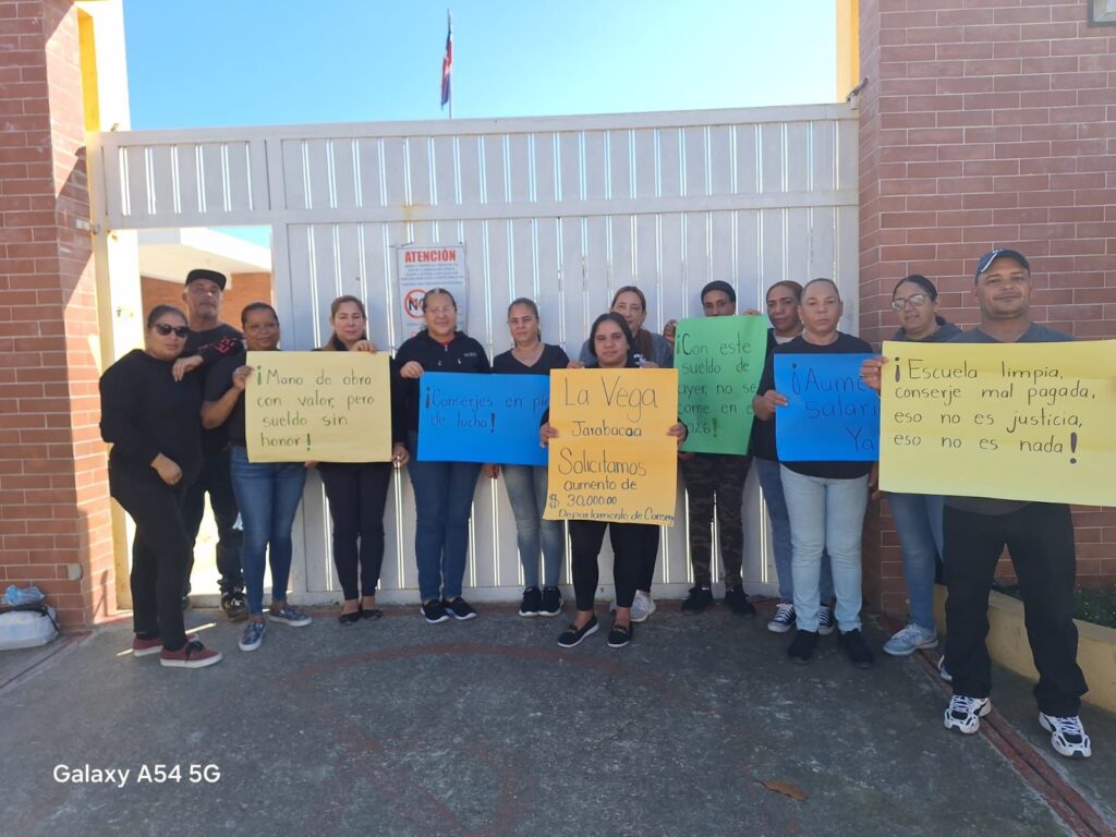 Conserjes y administrativos de escuelas públicas realizan protesta pacífica en Jarabacoa por aumento salarial - Noticias de hoy en República Dominicana | De Último Minuto