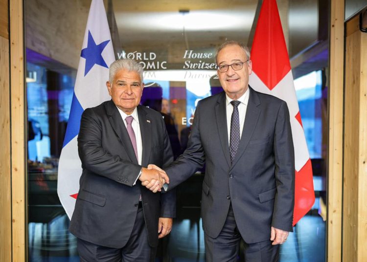 Presidente de Panamá impulsa relaciones económicas con Suiza y Singapur en Foro de Davos