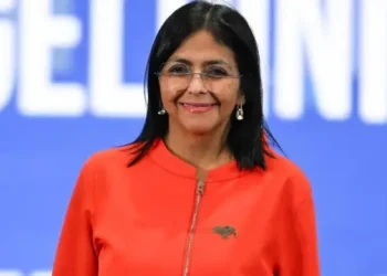 Quién es Delcy Rodríguez, “la reina de las maletas”, figura clave del chavismo que asume la presidencia interina