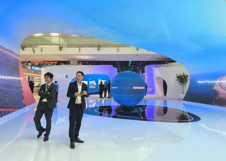 China acapara las miradas en Abu Dabi como líder del sector de energías renovables