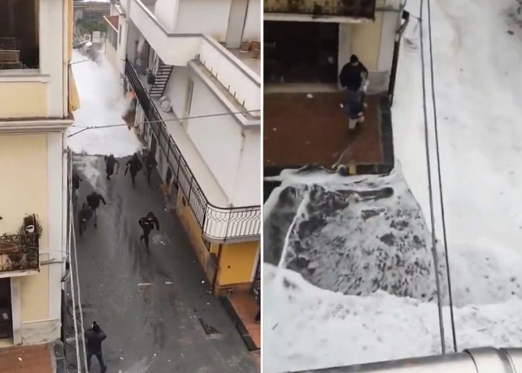 Personas huyen de las violentas olas que azotan la costa sur de Italia