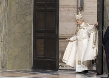 El papa clausura el Jubileo al cerrar la Puerta Santa del Vaticano