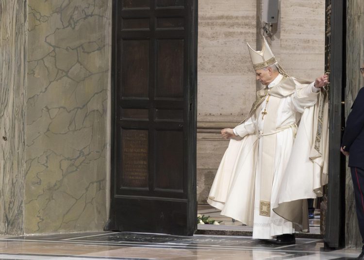 El papa clausura el Jubileo al cerrar la Puerta Santa del Vaticano