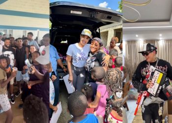 Figuras celebran el Día de Reyes llevando juguetes a niños de todo el país