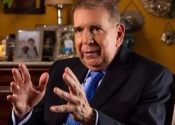 Líder opositor Edmundo González celebra liberación de presos tras captura de Maduro