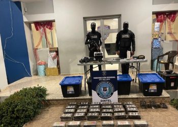 PN y DNCD ocupan 105 paquetes de presunta cocaína, armas y municiones durante operativo en SDE