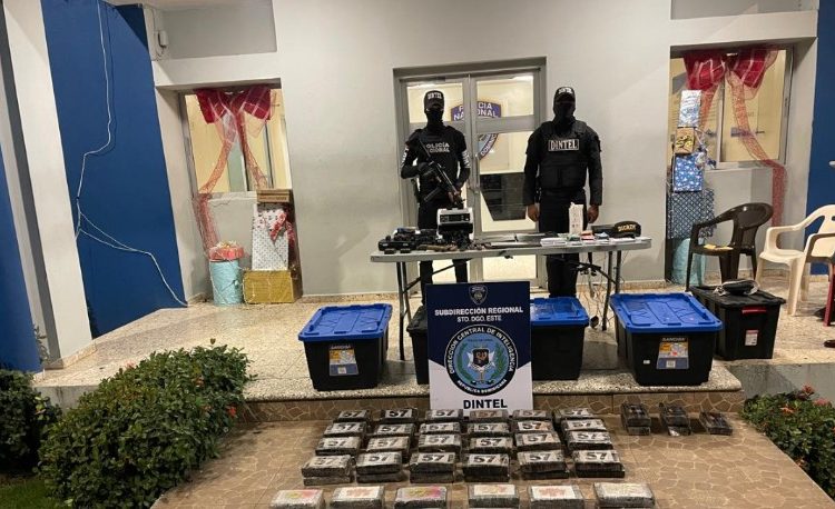 PN y DNCD ocupan 105 paquetes de presunta cocaína, armas y municiones durante operativo en SDE