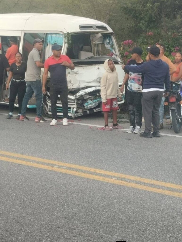Colisión entre guagua y yipeta deja varios heridos en la carretera Azua–San Juan - Noticias de hoy en República Dominicana | De Último Minuto