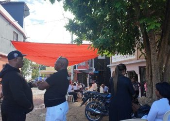 Familiares de sargento policial asesinado en atraco aún esperan el cuerpo y claman justicia