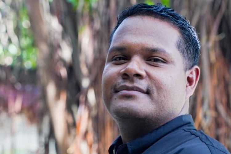 Reportero gráfico, Richard Pérez, comparte experiencias de trabajo con jóvenes aprendices de fotoperiodismo