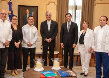 Presidente Abinader recibe a Michel Camilo y autoridades del Berklee College of Music