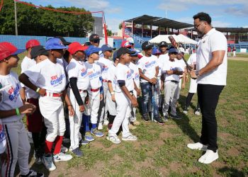 Estadio de Baní acoge clínica regional de béisbol con 230 niños de 10 provincias
