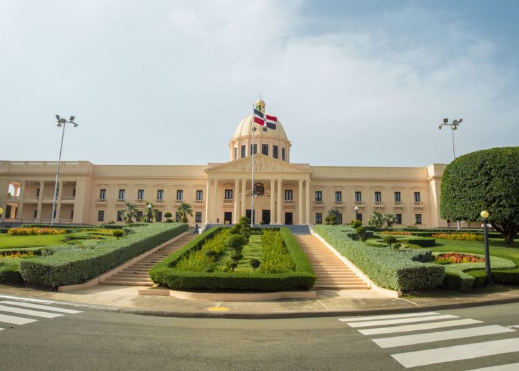 Ciudadanos piden cambios en el tren gubernamental tras decretos de Abinader