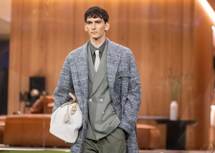 Louis Vuitton exhibe su moda masculina en París en una casa de diseño minimalista