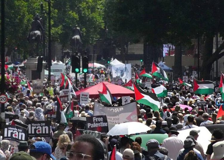Manifestantes en Londres piden apoyo a EEUU e Israel para derrocar el régimen iraní