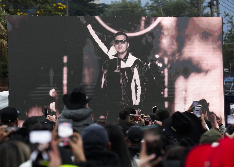 Miles de personas se reúnen en Bogotá para despedir con música y velas a Yeison Jiménez