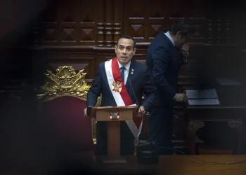 Presidente de Perú descarta dimitir y dice que se quiere desestabilizar al Gobierno