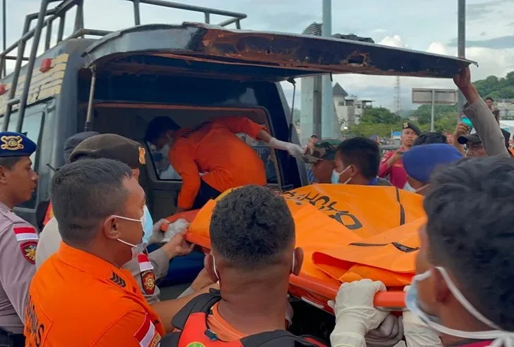 Indonesia zarpa con la esperanza de encontrar al último español desaparecido por un naufragio