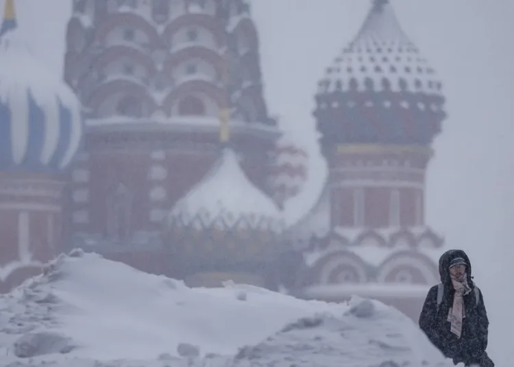 Colapsa el principal aeropuerto de Moscú debido a la mayor nevada en 50 años