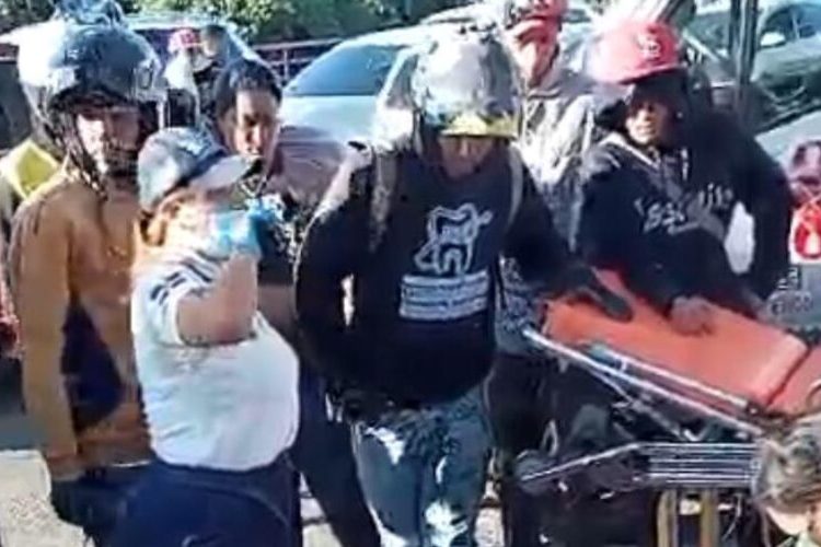 Dos heridos tras choque entre motocicleta y camión recolector en la Circunvalación Sur de Santiago