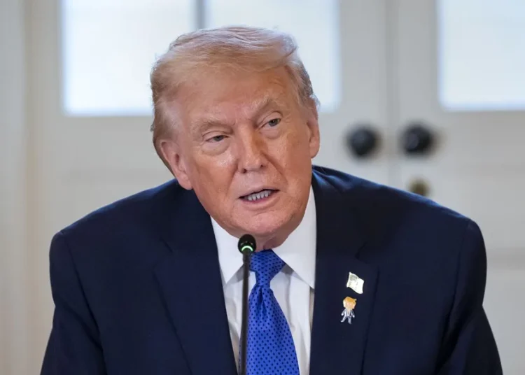 Trump busca imponer un límite del 10 % al interés de las tarjetas de crédito