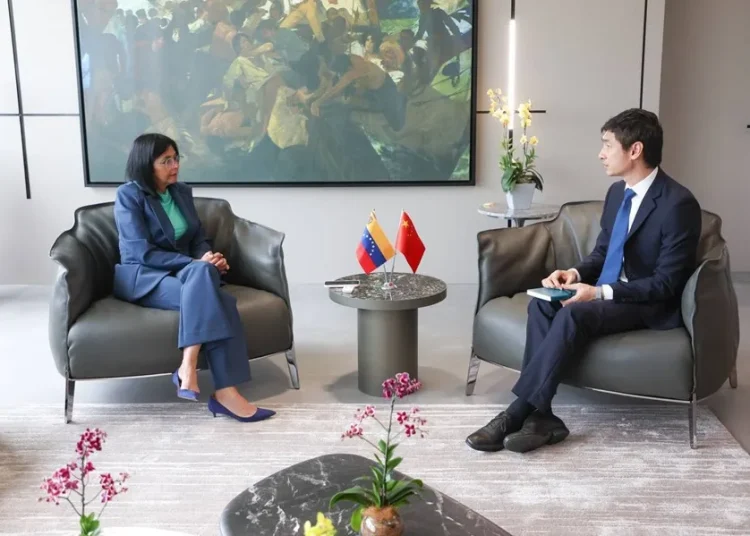Presidenta de Venezuela se reúne con el embajador de China en medio de la presión de EE.UU.