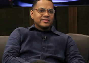 Santiago Matías despliega equipo para recoger a joven que caminó desde Santiago y le da oportunidad de participar en “Live Extendido”