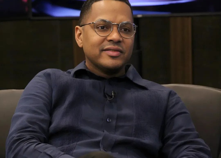 Santiago Matías despliega equipo para recoger a joven que caminó desde Santiago y le da oportunidad de participar en “Live Extendido”