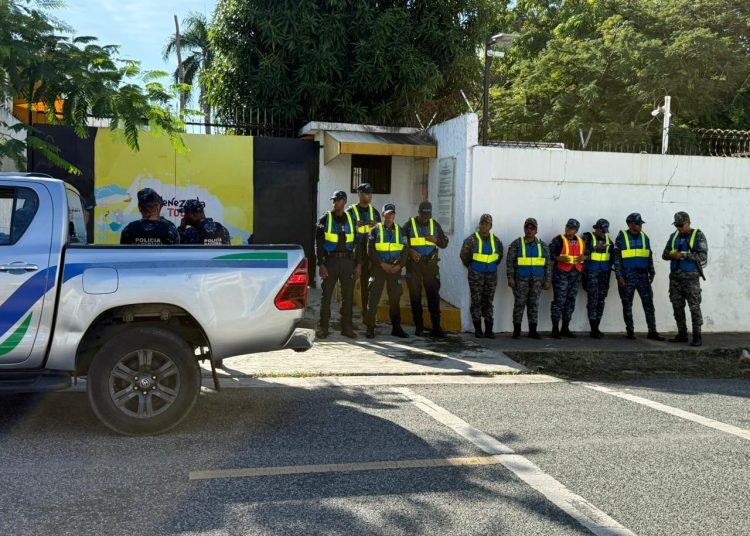 Ambiente en las afueras de la Embajada de Venezuela en RD; se mantiene a puertas cerradas