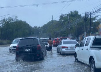 Fuertes lluvias provocan inundaciones y taponamientos en calles y sectores de Santiago