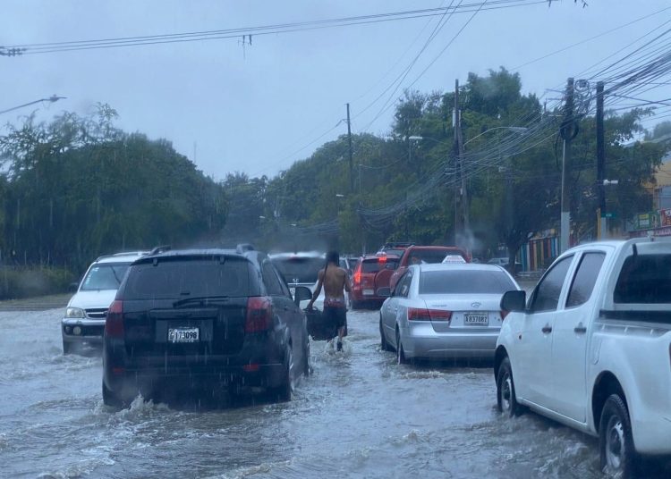 Fuertes lluvias provocan inundaciones y taponamientos en calles y sectores de Santiago