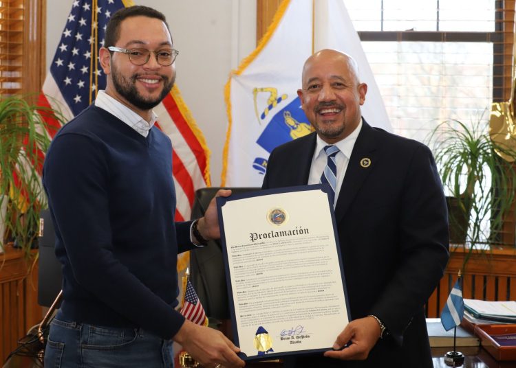 Entregan reconocimiento en EE.UU. al periodista Cristian Cabrera