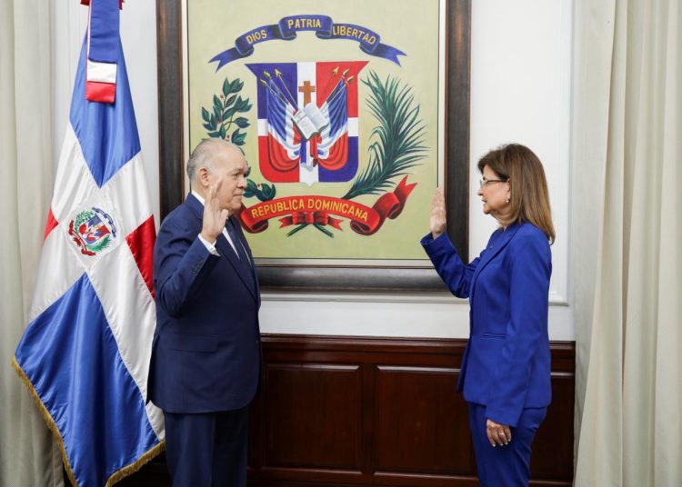 Raquel Peña juramenta a Pedro Urrutia como nuevo director de la DGII