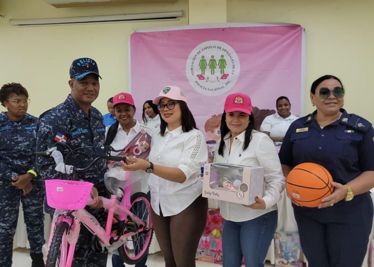 Sonrisas y juguetes fortalecen a la familia policial en Bonao