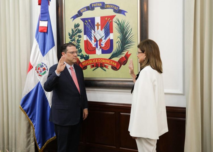 Raquel Peña juramenta a Eduardo Sanz Lovatón como ministro de Industria, Comercio y Mipymes