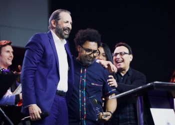 El maestro Javier Vargas recibe el Berklee Alumni Achievement Award