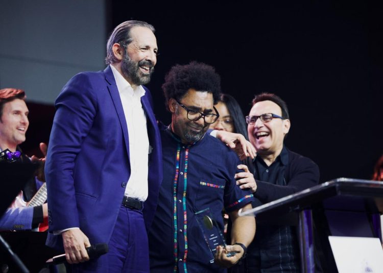 El maestro Javier Vargas recibe el Berklee Alumni Achievement Award