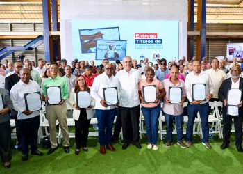 Abinader entrega 580 títulos de apartamentos y asegura futuro y dignidad a las familias