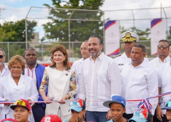 Vicepresidenta Raquel Peña encabeza entrega de estadio de béisbol escolar en SDE