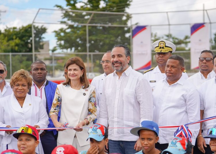 Vicepresidenta Raquel Peña encabeza entrega de estadio de béisbol escolar en SDE
