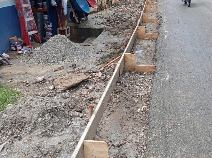 Alcaldía de Arroyo Barril inicia la construcción de 1,200 metros de aceras y contenes