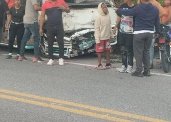 Colisión entre guagua y yipeta deja varios heridos en la carretera Azua–San Juan