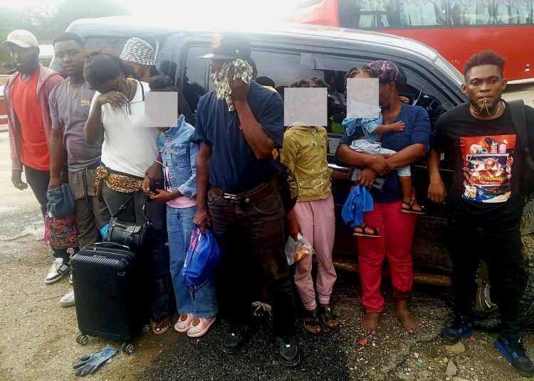 Ejército intercepta jeepeta con 11 nacionales haitianos indocumentados en Navarrete
