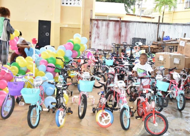 Diputado Cecilio García encabeza jornada de entrega de juguetes a la niñez de Samaná