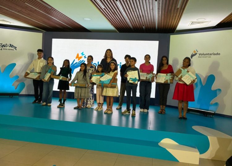 Voluntariado Banreservas celebra Concurso de Pintura Infantil Navideño Nidia Serra